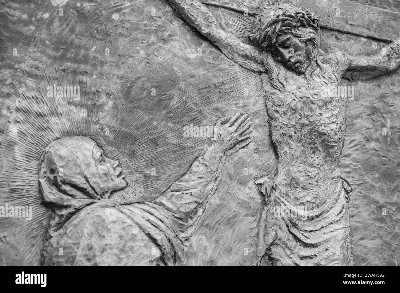 La Crocifissione di Gesù – Quinto mistero doloroso del Rosario. Una scultura in rilievo sul Monte Podbrdo (la collina delle apparizioni) a Medjugorje. Foto Stock