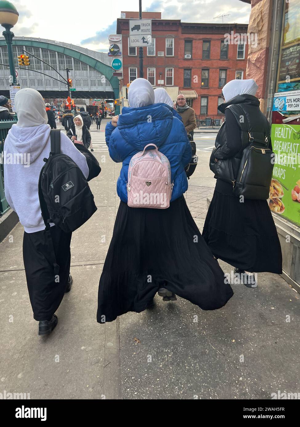 Le studentesse tornano a casa lungo la 4th Avenue da una scuola privata islamica che frequentano a Brooklyn, New York. Foto Stock
