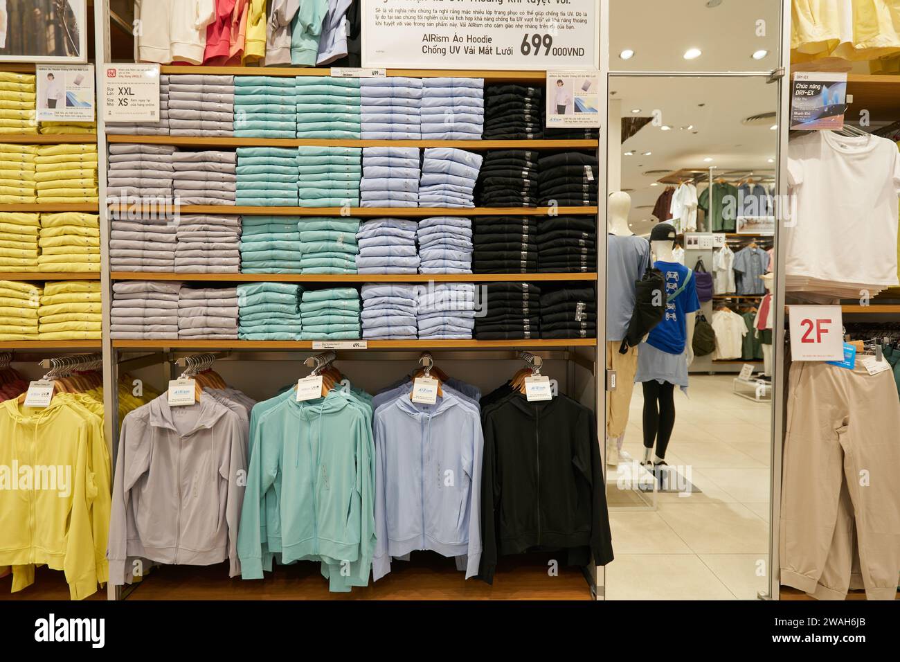 HO CHI MINH CITY, VIETNAM - 26 MARZO 2023: Foto dell'interno del negozio uni Qlo a ho chi Minh City. Foto Stock
