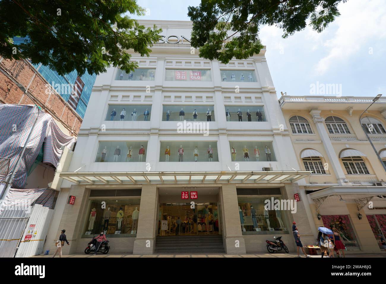 CITTÀ DI HO CHI MINH, VIETNAM - 26 MARZO 2023: Vista a livello della strada del punto vendita uni Qlo nella città di ho chi Minh. Foto Stock