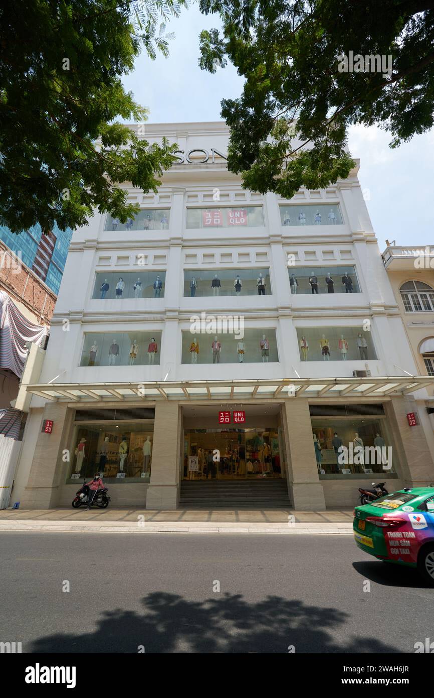 CITTÀ DI HO CHI MINH, VIETNAM - 26 MARZO 2023: Vista a livello della strada del punto vendita uni Qlo nella città di ho chi Minh. Foto Stock