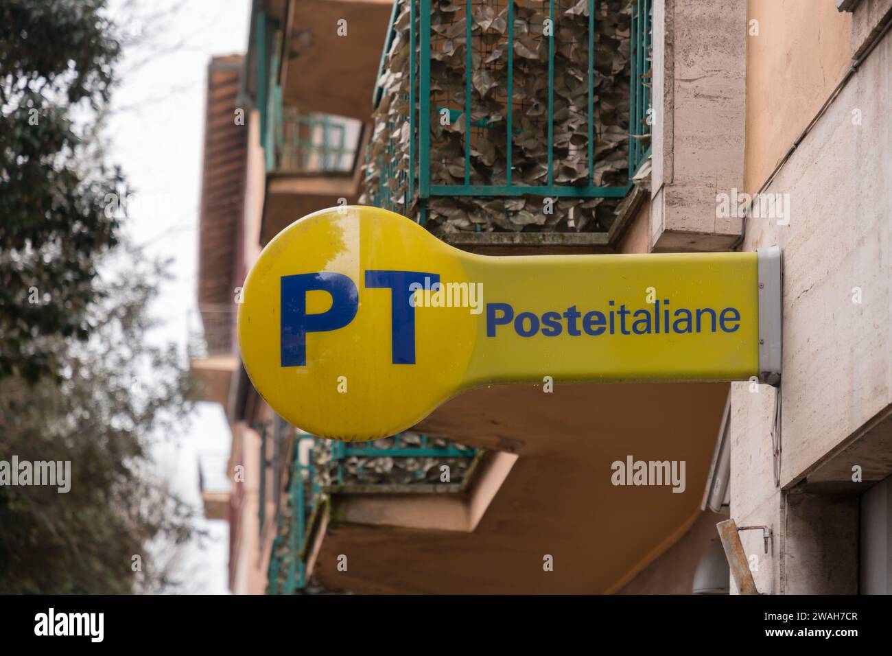 Siena, Italia - 7 aprile 2022: Segnaletica del servizio postale statale italiano PT, Poste italiane. Foto Stock