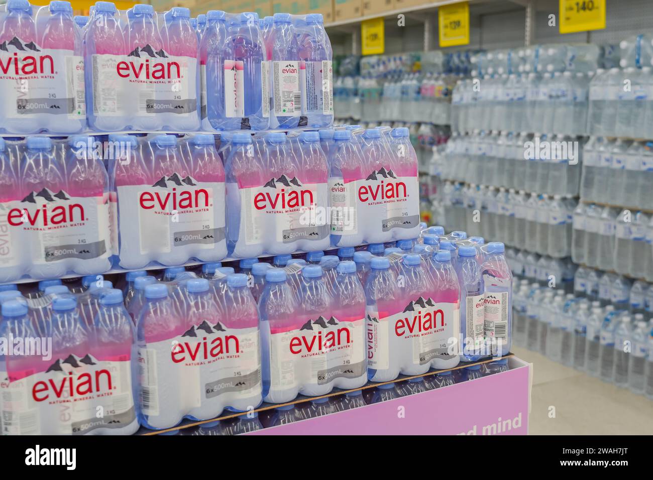 L'acqua Evian è un'acqua minerale naturale creata dalla pioggia e dalla neve nelle Alpi francesi, confezionata in polietilene. Venduto su scaffali nei grandi magazzini. Thail Foto Stock