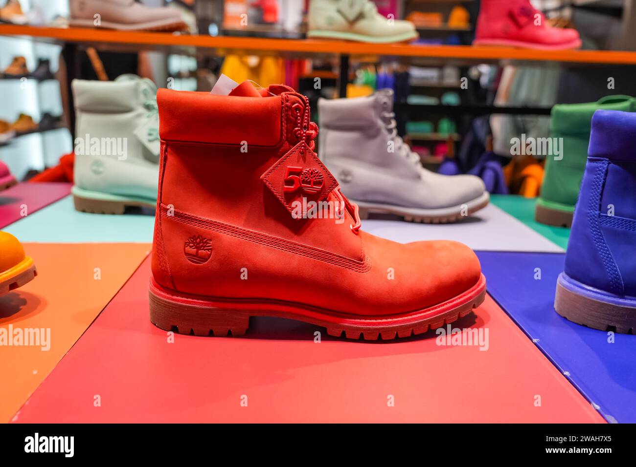 Stivale premium Timberland 50a edizione stand scarpe colorate rosse brillanti. Thailandia, Bangkok 21 dicembre 2024. Foto Stock