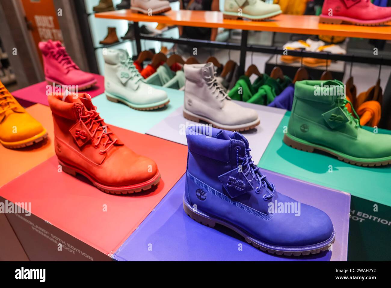 Stivale premium Timberland 50esima edizione stand scarpe colorate e brillanti. Thailandia, Bangkok 21 dicembre 2024. Foto Stock