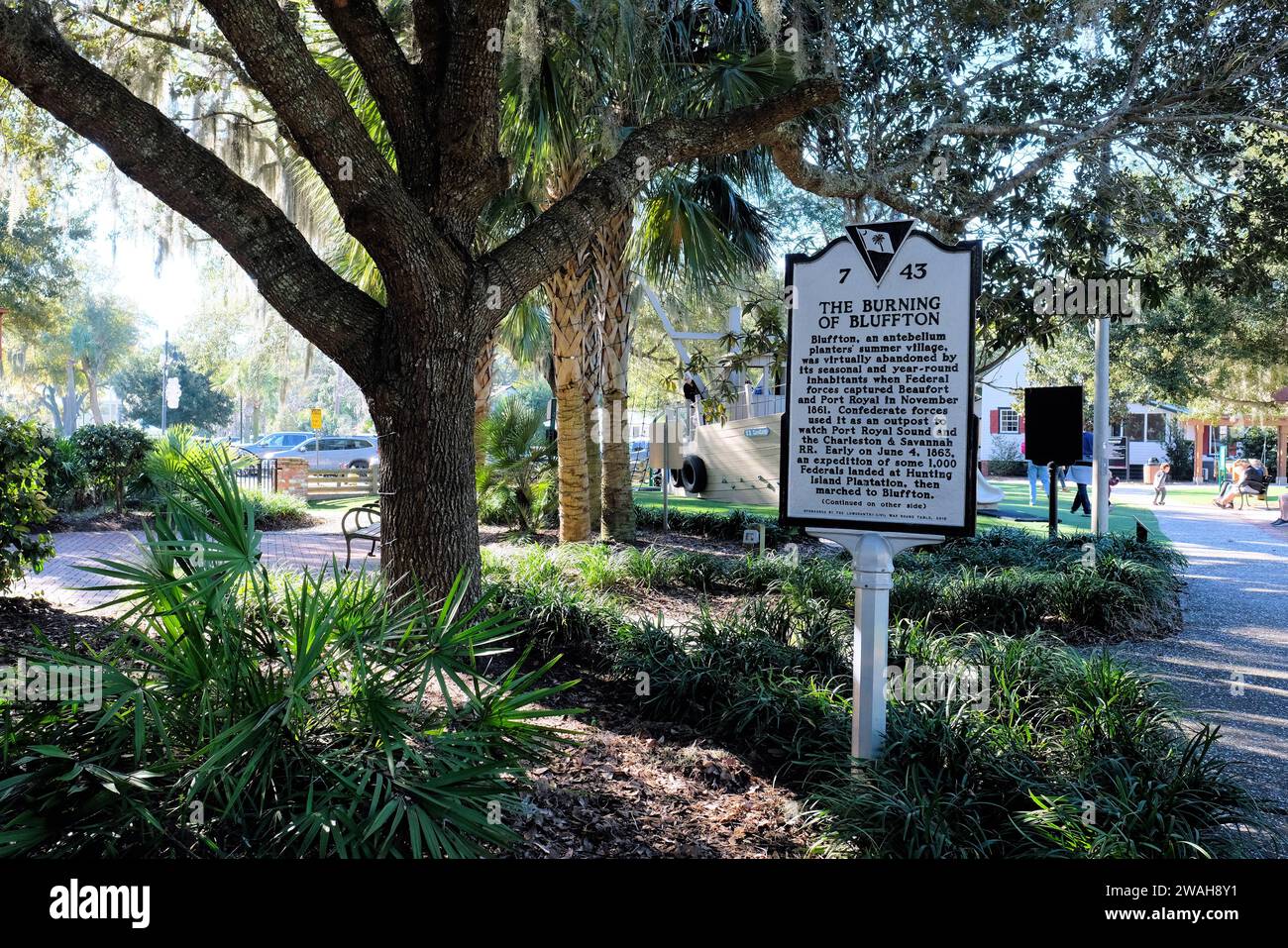 Targa a Dubois Park, Bluffton, Carolina del Sud, che commemora come la città fu distrutta da un incendio durante la spedizione Bluffton dell'Unione il 4 giugno 1863. Foto Stock