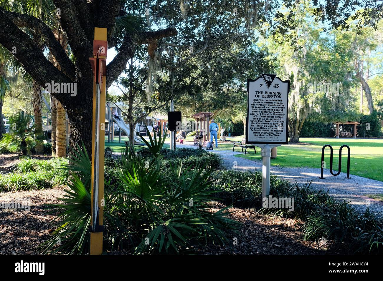 Targa a Dubois Park, Bluffton, Carolina del Sud, che commemora come la città fu distrutta da un incendio durante la spedizione Bluffton dell'Unione il 4 giugno 1863. Foto Stock