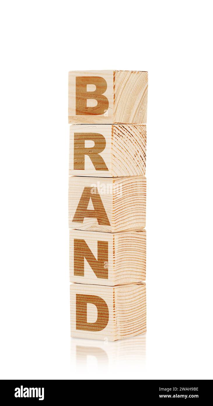 Una pila di cubi di legno con lettere DI MARCA. Concetto di strategia di branding Foto Stock