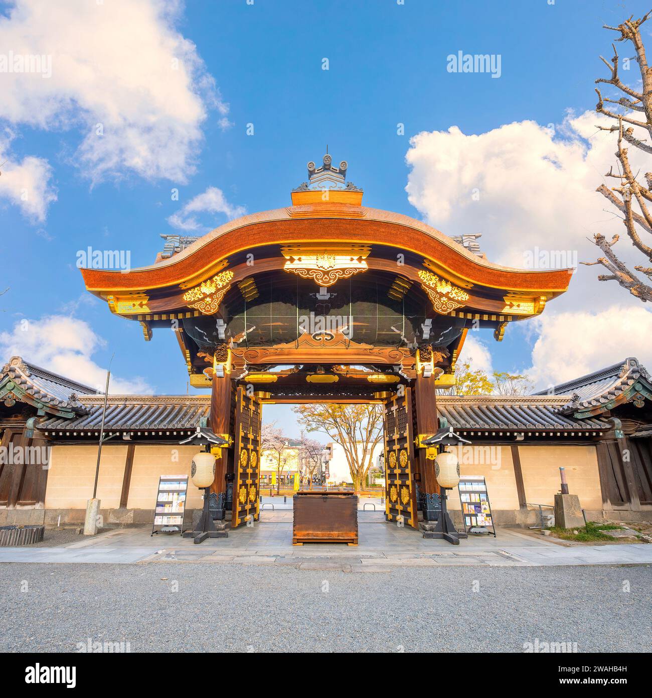 Kyoto, Giappone - marzo 30 2023: Tempio Higashi Honganji situato al centro di Kyoto, una delle due sotto-sette dominanti del Buddhismo Shin in in Giappone e dell'abr Foto Stock