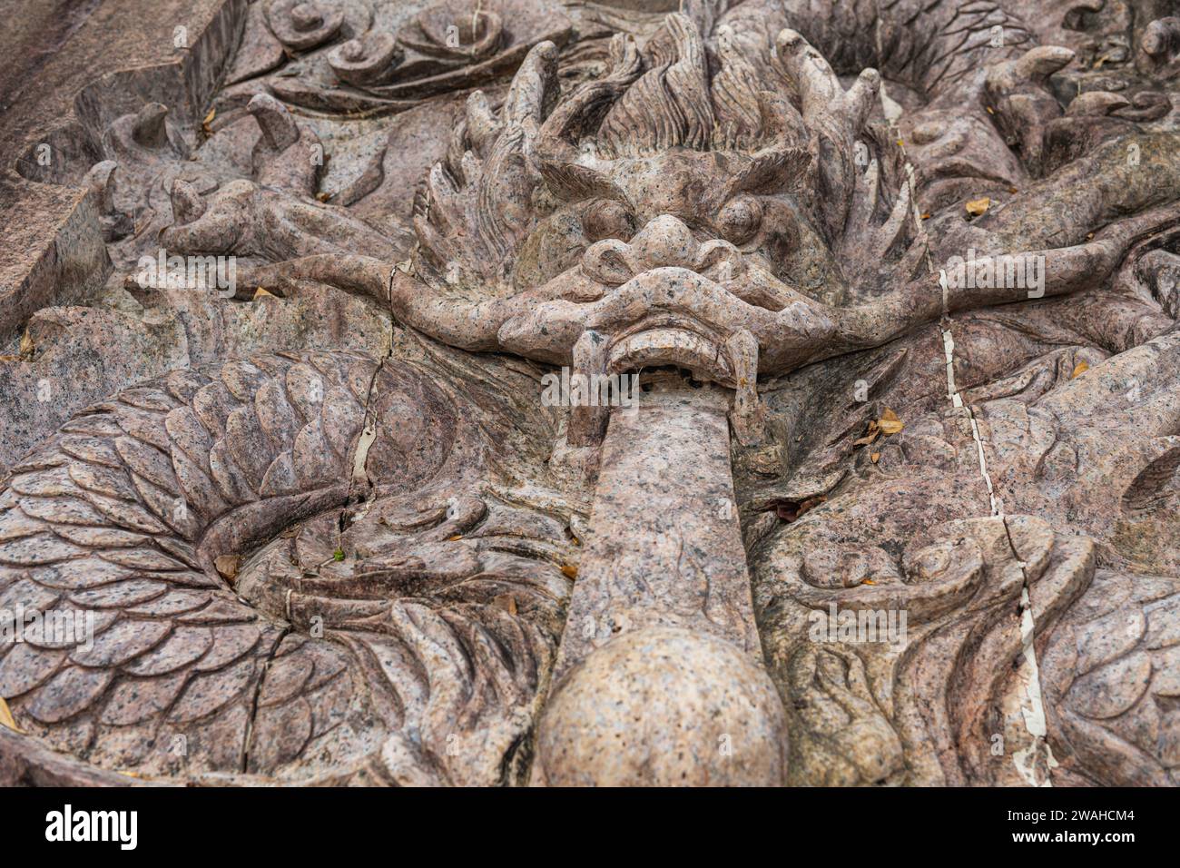 2 FEBBRAIO 2022, FUJIAN, CINA: Primo piano sul bassorilievo del drago sulla strada per da Wang Shan, Fujian, Cina. Immagine di sfondo orizzontale con spazio di copia Foto Stock