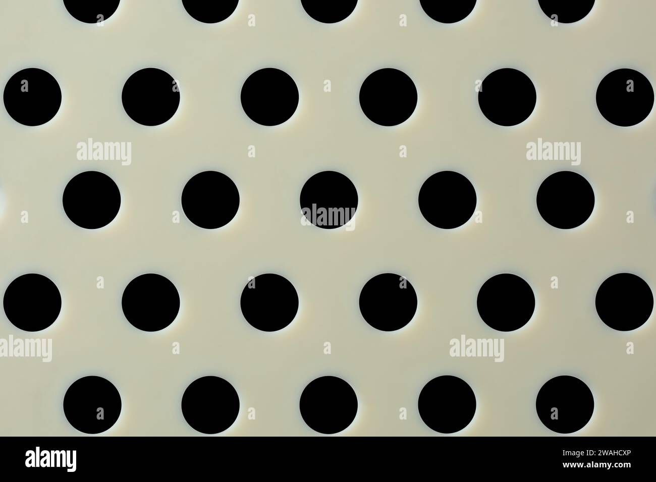 vista macro ravvicinata del filtro in plastica per alimenti, astratto della superficie di colore beige con fori rotondi, rete di fori o sfondo di carta da parati perforata Foto Stock