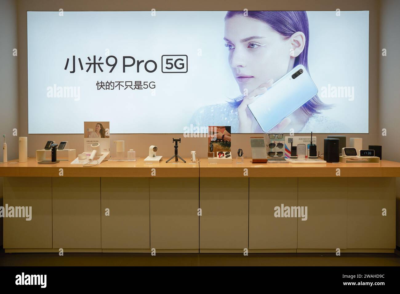SHENZHEN, CINA - 24 NOVEMBRE 2019: Merci in mostra all'interno di un negozio Xiaomi a Shenzhen. Foto Stock