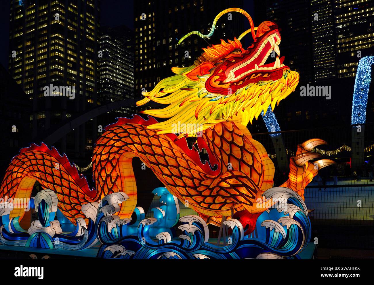 Lanterna cinese per l'anno del Drago a Toronto City Hall Square Foto Stock