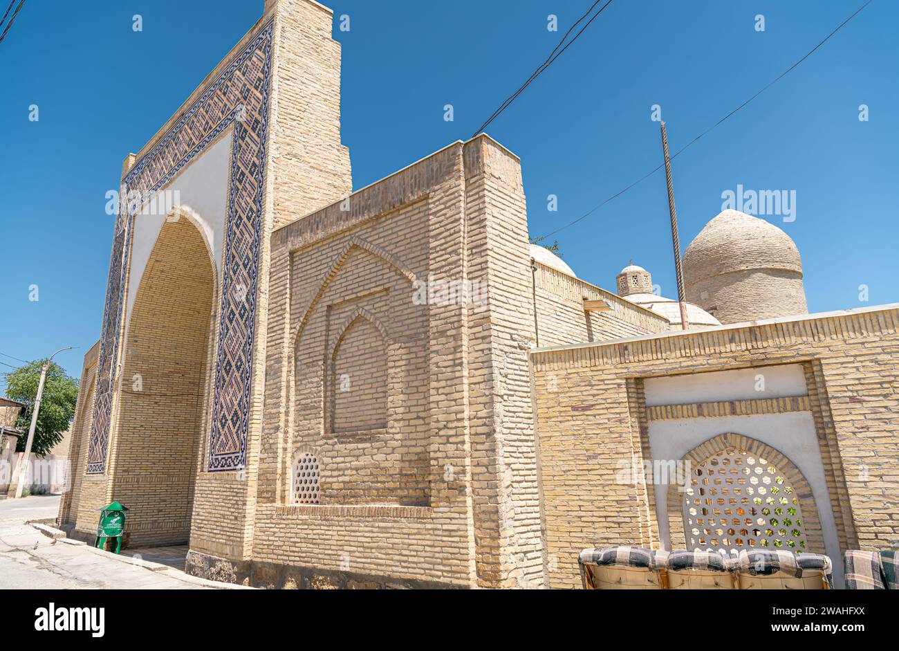 28 GIUGNO 2023, BUKHARA, UZBEKISTAN: Antico minareto nella città vecchia di Bukhara, Uzbekistan Foto Stock