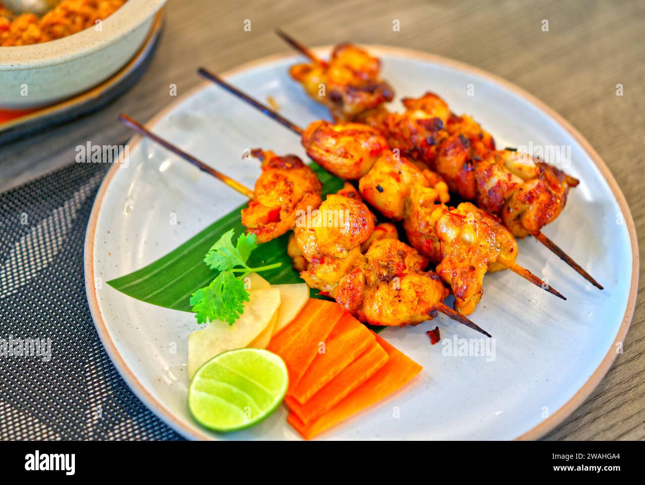 Piatti thailandesi, pollo alla griglia con salsa rossa di spezie ed erbe, menu di piatti tradizionali del sud della Thailandia. Il pollo grigliato con salsa rossa Foto Stock