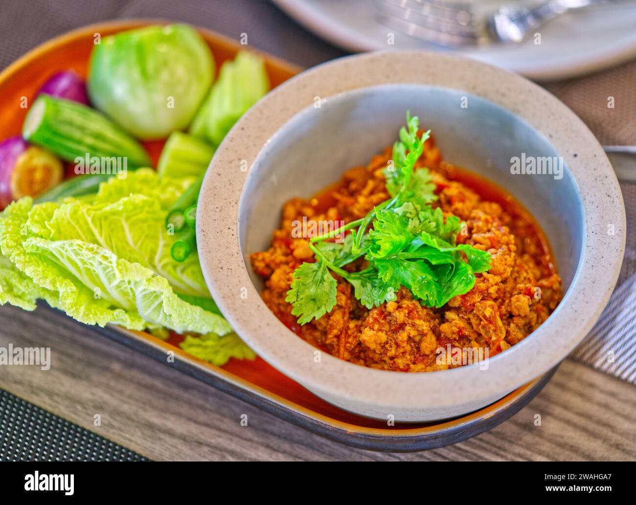 Cibo thailandese, Nam Prig ONG - il tradizionale cibo dolce e piccante dal nord della Thailandia, il cibo è cucinato con maiale macinato, pomodoro e molte erbe. Foto Stock