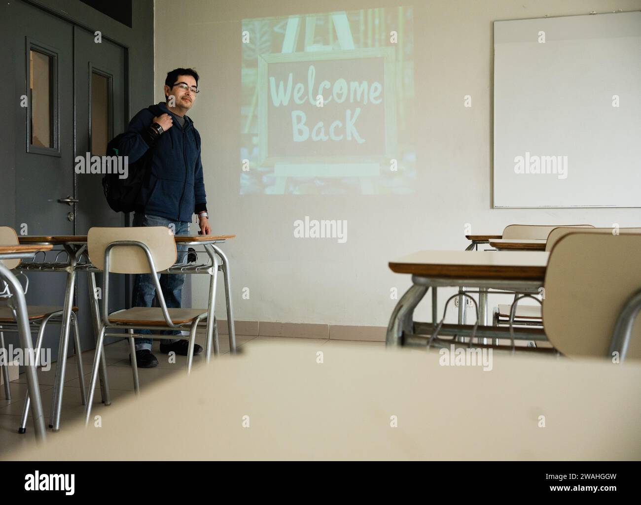 studente adulto di ritorno alle lezioni, di nuovo a scuola Foto Stock