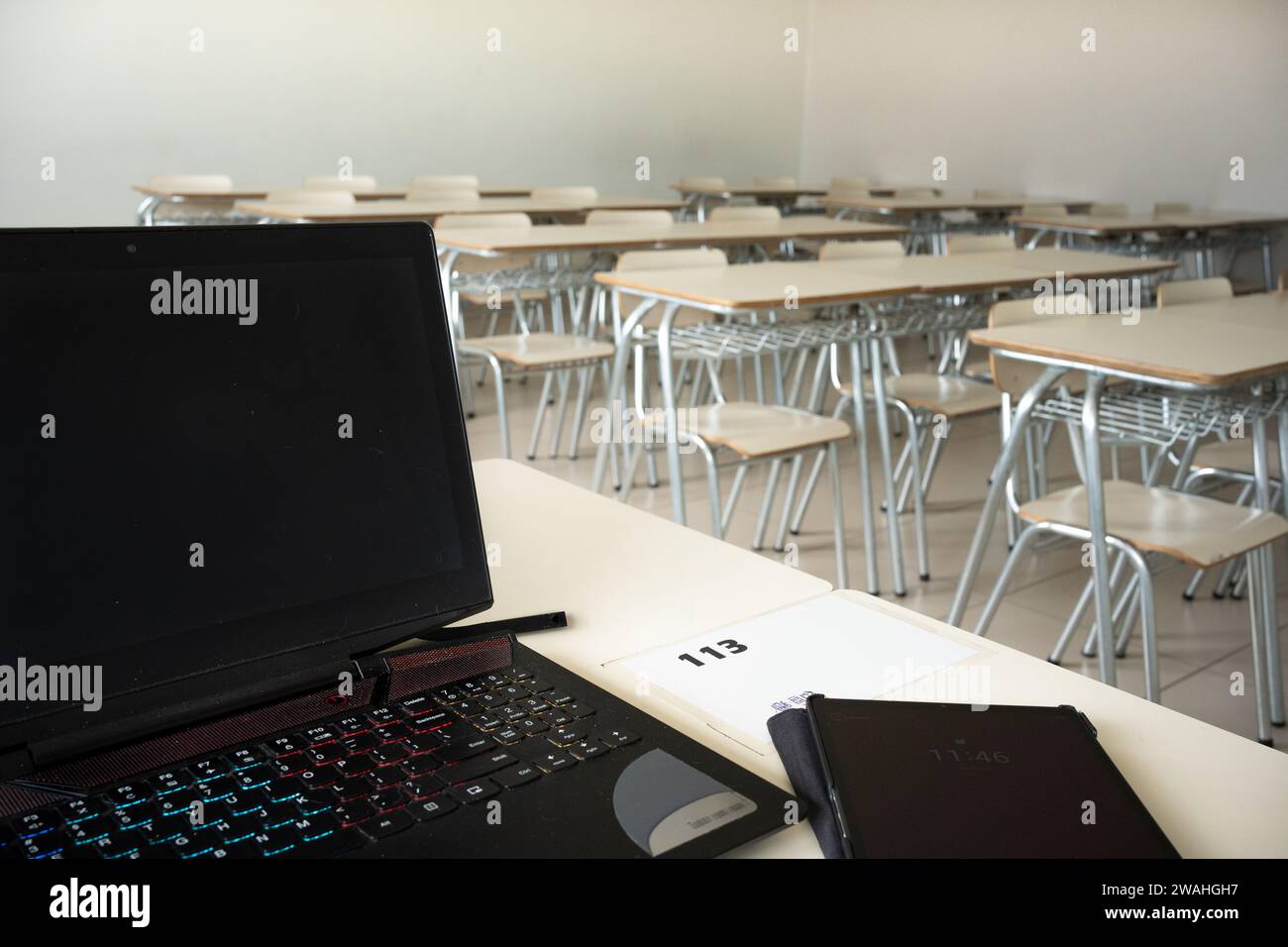 classe vuota con un notebook e un tablet alla reception Foto Stock