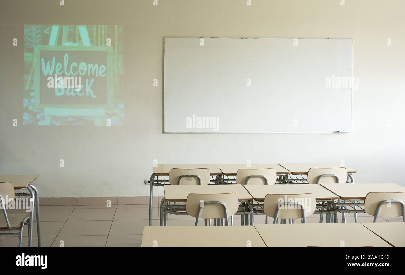 aula vuota con un messaggio di benvenuto Foto Stock
