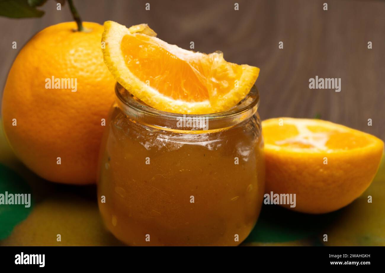 primi piani della marmellata di arancia naturale con pezzi d'arancia Foto Stock