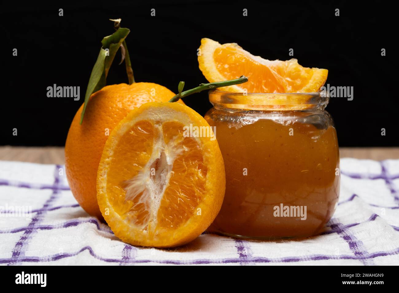 marmellata di arancio naturale con pezzi d'arancia Foto Stock