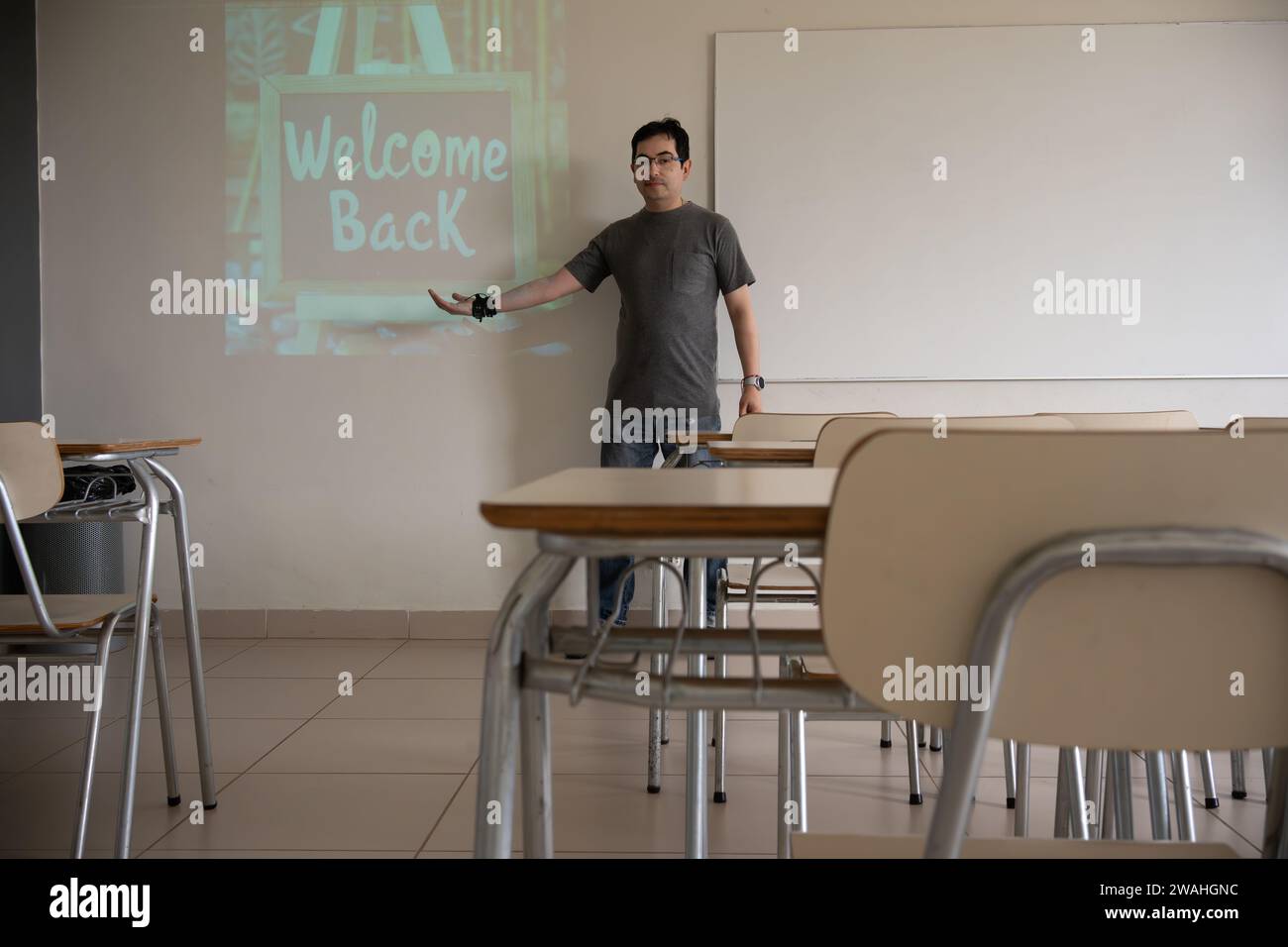 insegnante che dà il benvenuto ai suoi studenti Foto Stock