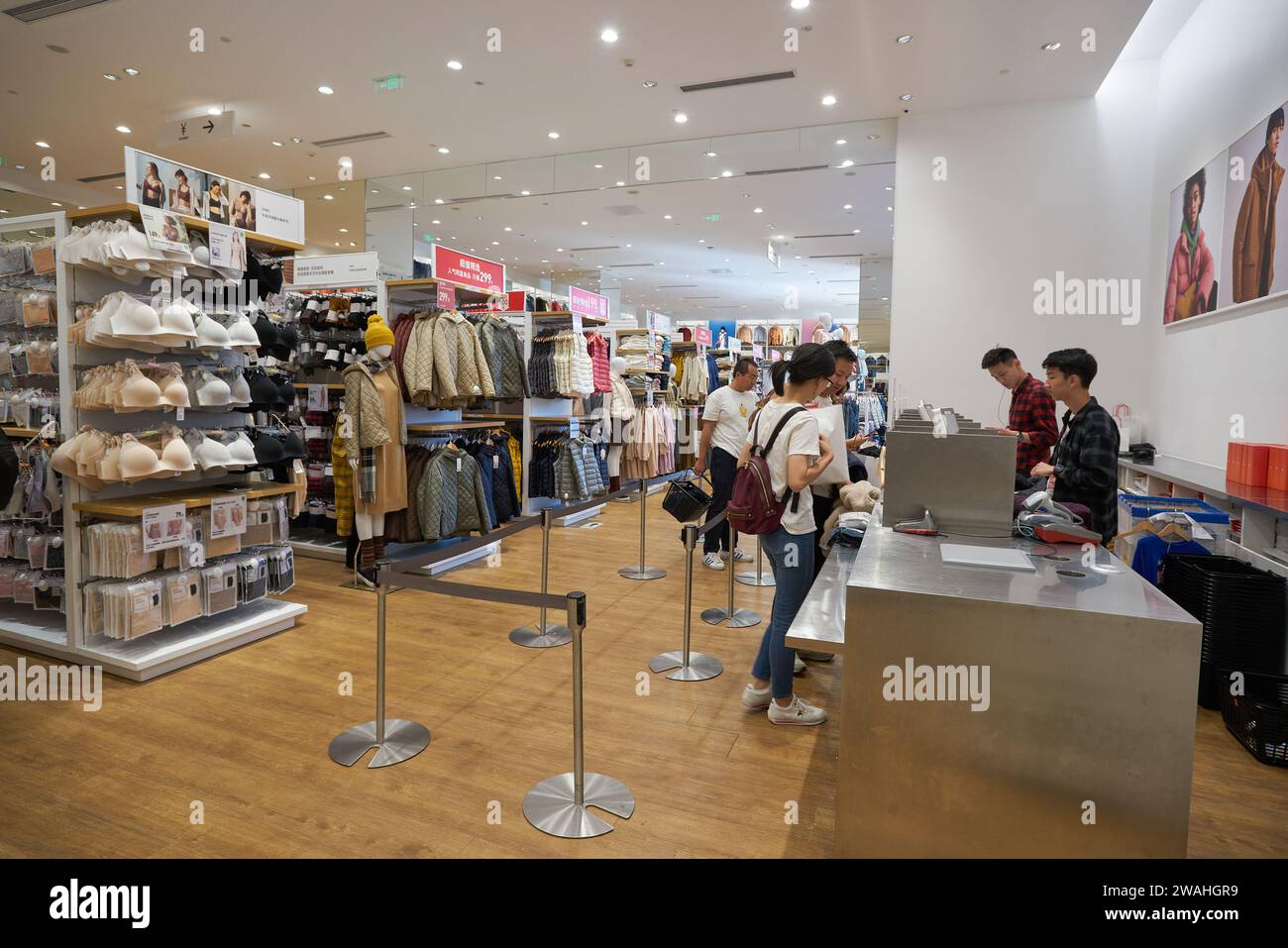 SHENZHEN, CINA - 22 NOVEMBRE 2019: Banco cassa presso il negozio Uniqlo all'interno del centro commerciale Upperhills di Shenzhen. Foto Stock