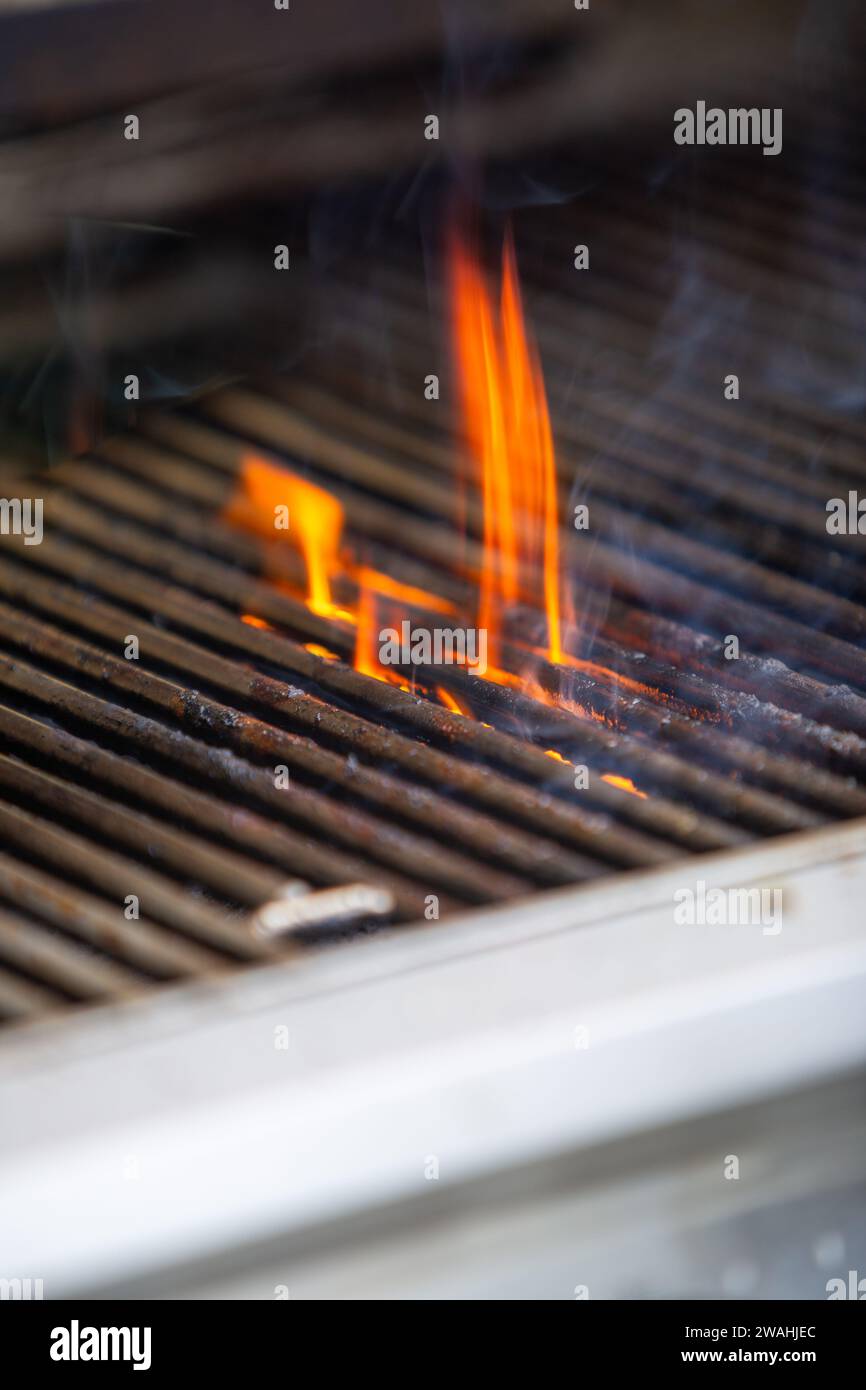 Fiamma aperta sul grill pronto per la cottura Foto Stock