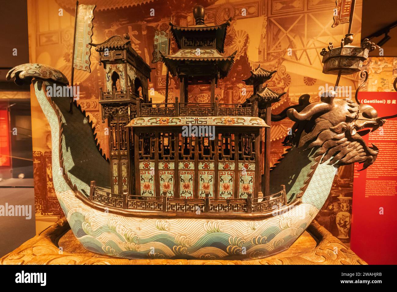 Cina, Hong Kong, Isola di Hong Kong, Museo marittimo, esposizione della chiatta del drago cinese modello del tardo XIX secolo Foto Stock