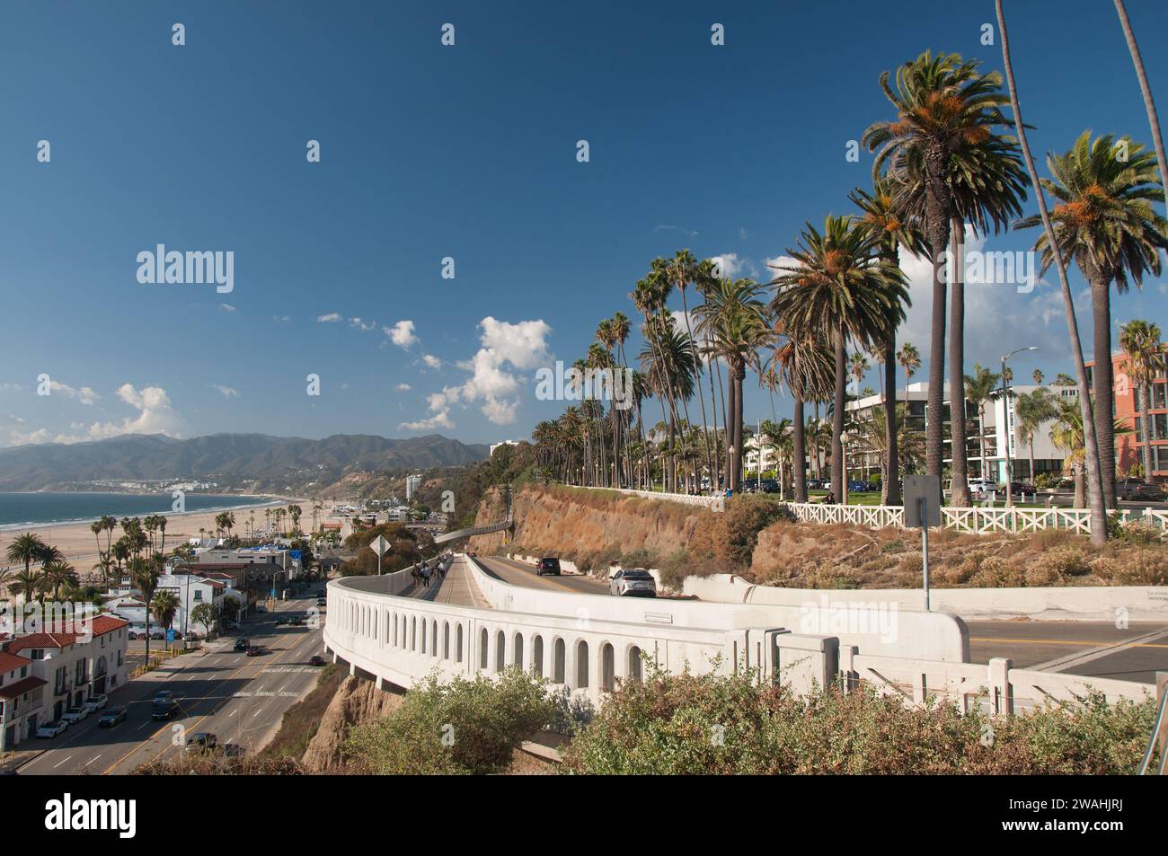 Los Angeles County, California, USA - 24 novembre 2023. Santa Monica - City, Bay, Beach e Pacific Coast Highway, vista panoramica Foto Stock
