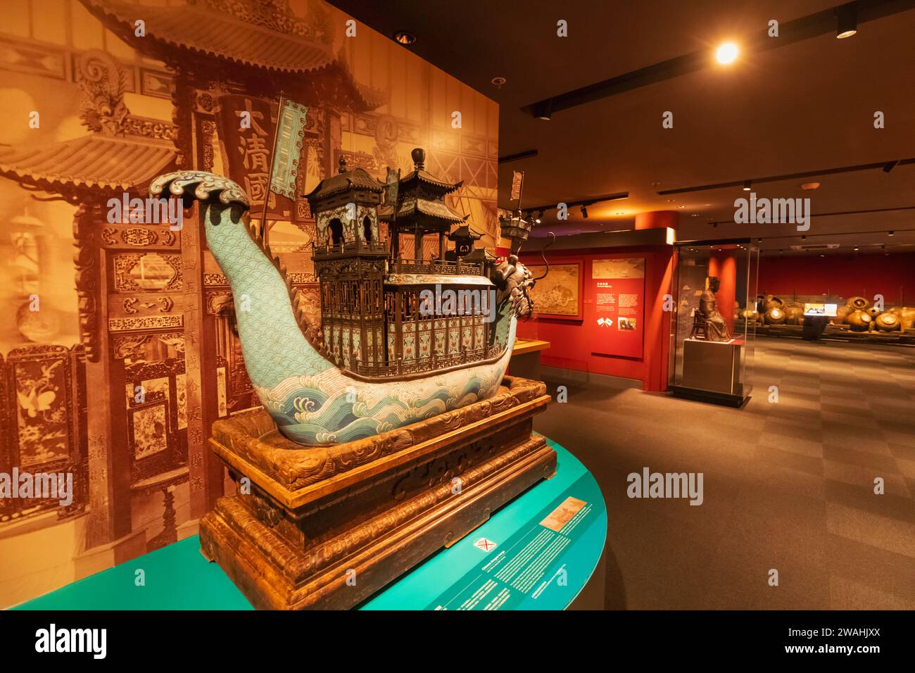 Cina, Hong Kong, Isola di Hong Kong, Museo marittimo, esposizione della chiatta del drago cinese modello del tardo XIX secolo Foto Stock