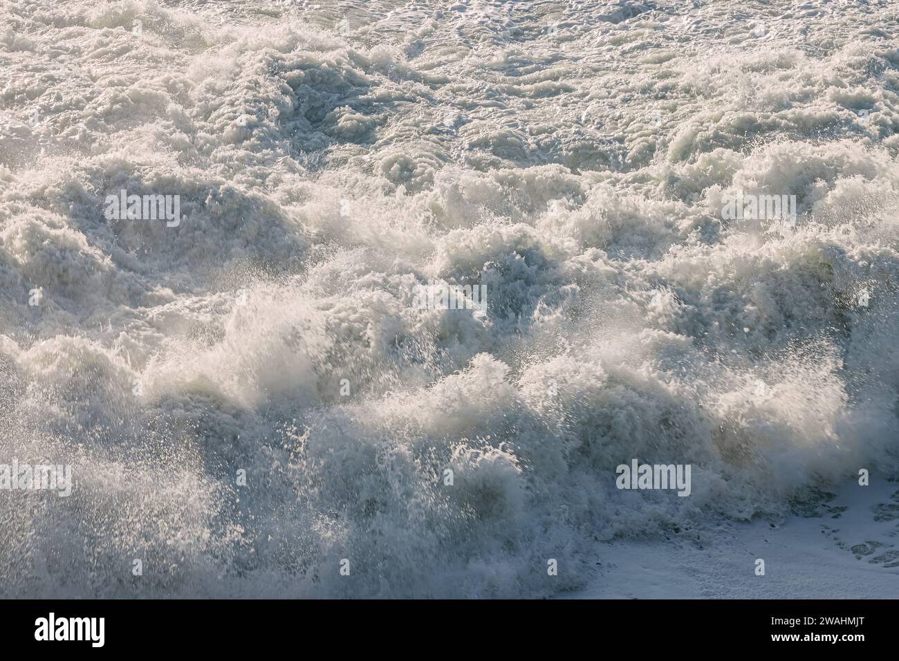 Primo piano delle potenti onde dell'oceano Pacifico che creano una schiuma sulla superficie Foto Stock