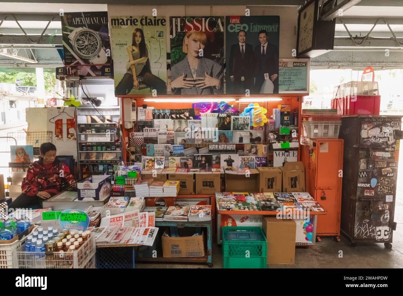 Cina, Hong Kong, Isola di Hong Kong, tipico negozio di giornali e riviste Foto Stock