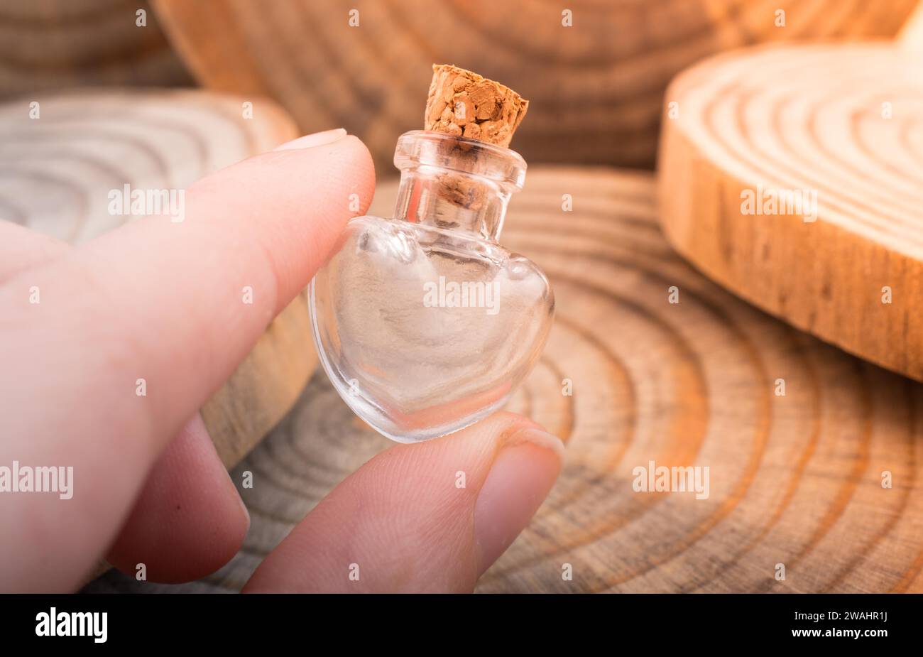 Bottiglia a forma di cuore delle icone come concetto di amore Foto Stock