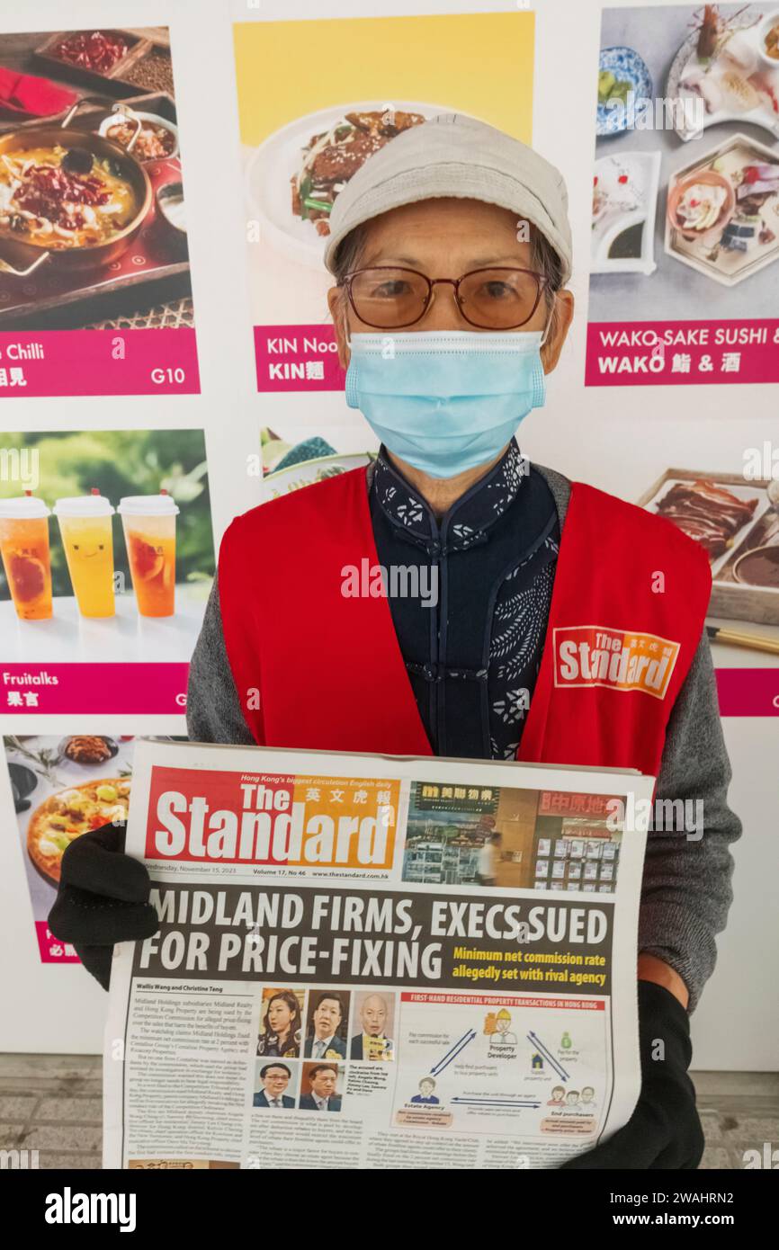 Cina, Hong Kong, Isola di Hong Kong, Else Lady che distribuisce giornali inglesi Foto Stock