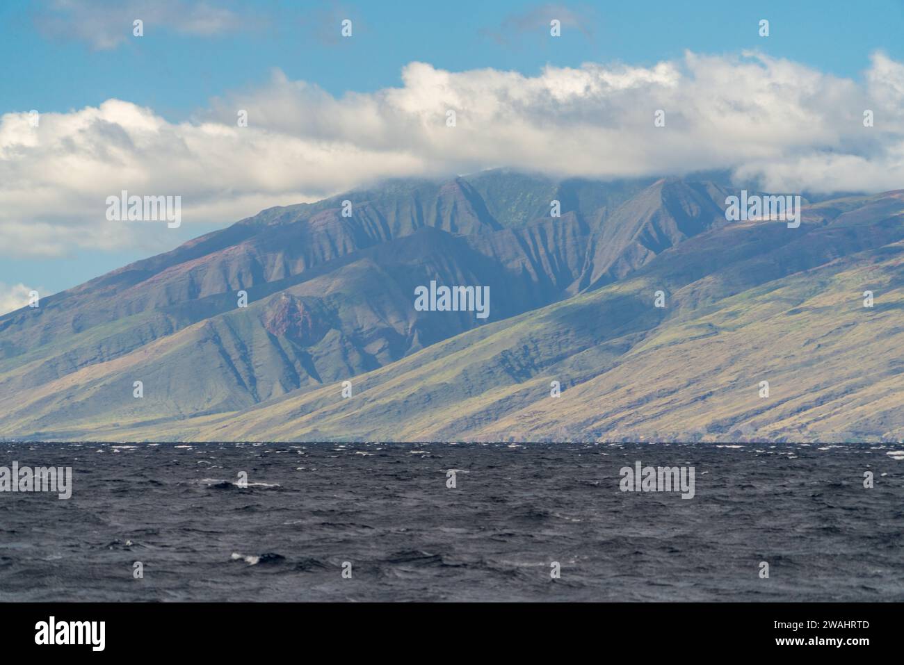 Maestose vedute delle montagne dalle acque al largo di Maui Foto Stock
