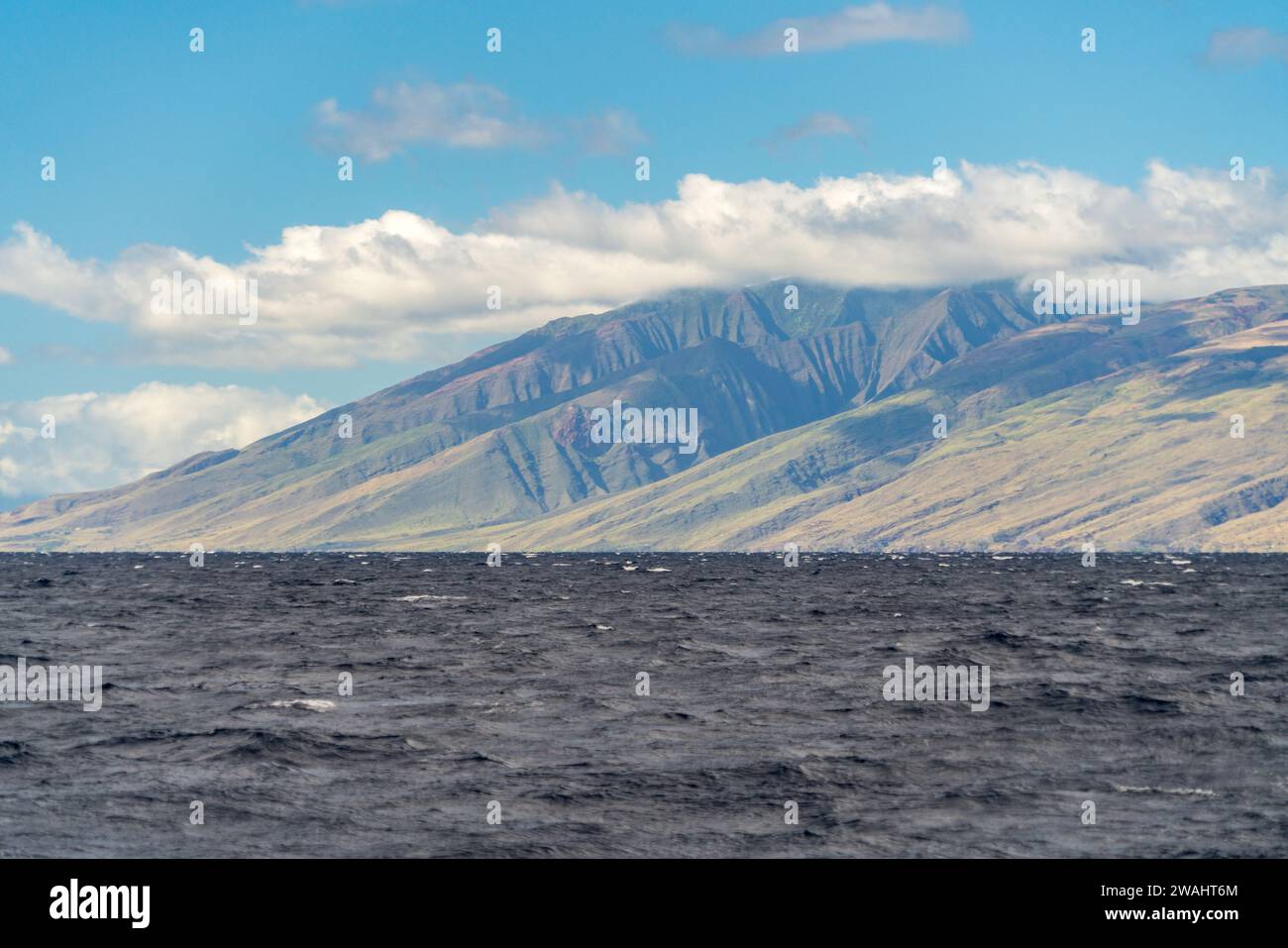 Maestose vedute delle montagne dalle acque al largo di Maui Foto Stock