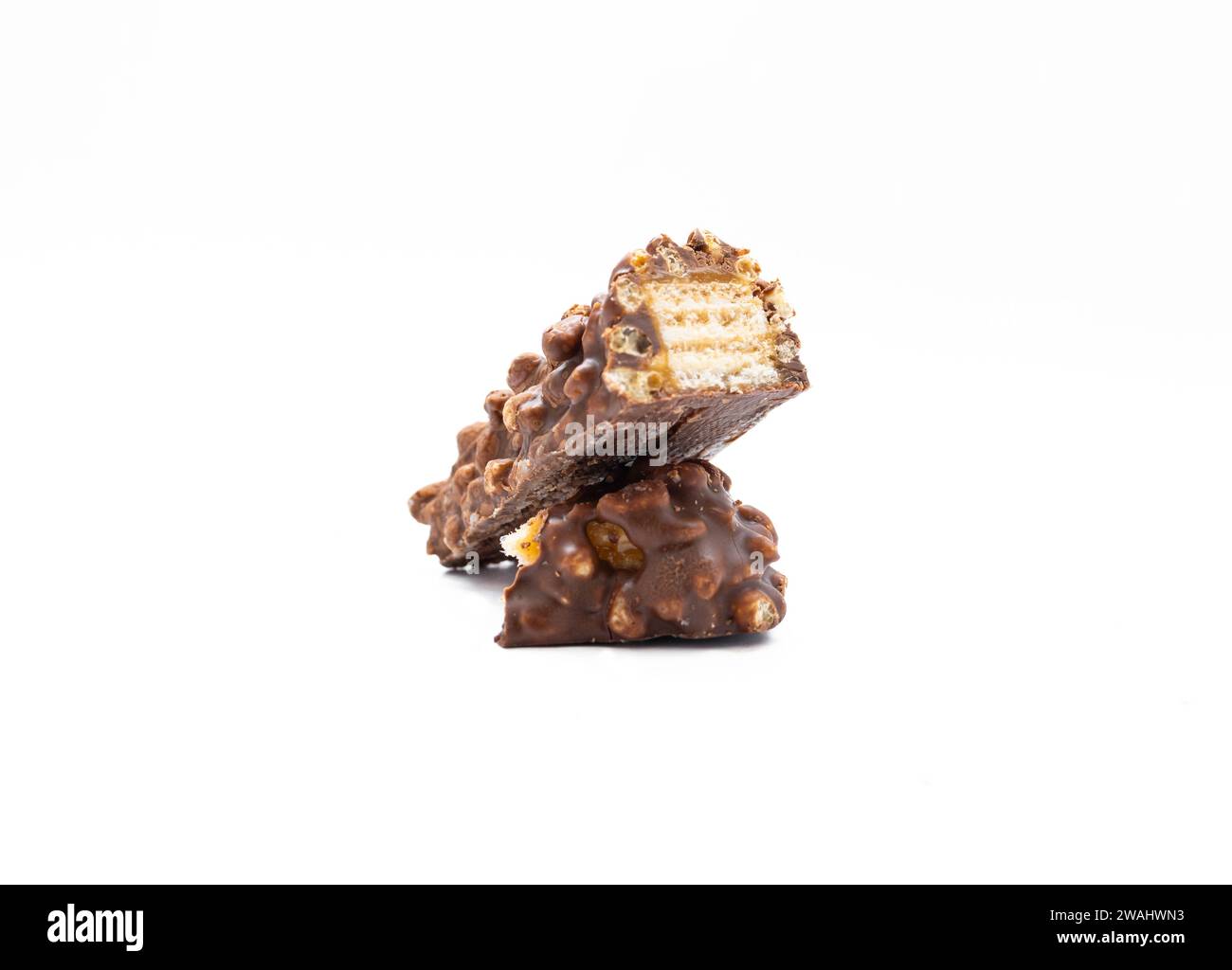 Barretta di cioccolato riempita con wafer isolato su sfondo bianco. Dopo alcune modifiche. Foto Stock