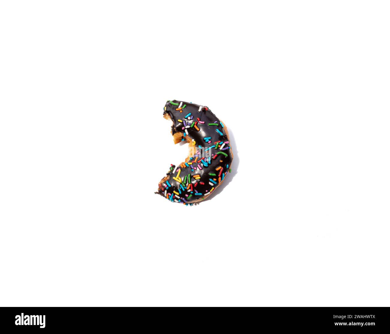Ciambella al cioccolato disordinata isolata su sfondo bianco, dopo alcune modifiche. Foto Stock