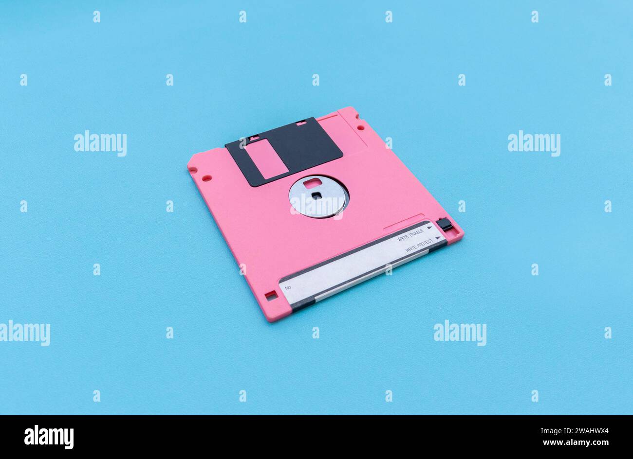 Un disco floppy isolato su sfondo blu. Dopo alcune modifiche. Foto Stock