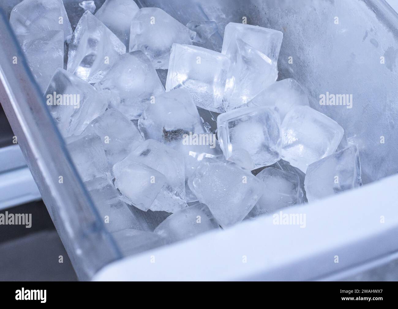 Cubetti di ghiaccio in frigo. Dopo qualche modifica. Foto Stock