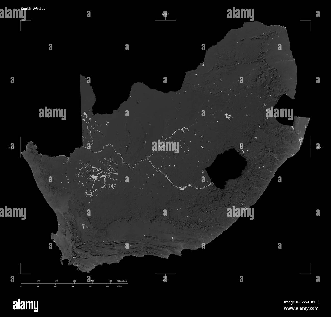 Forma di una mappa di elevazione in scala di grigi con laghi e fiumi del Sudafrica, con scala di distanza e coordinate di confine della mappa, isolati su nero Foto Stock