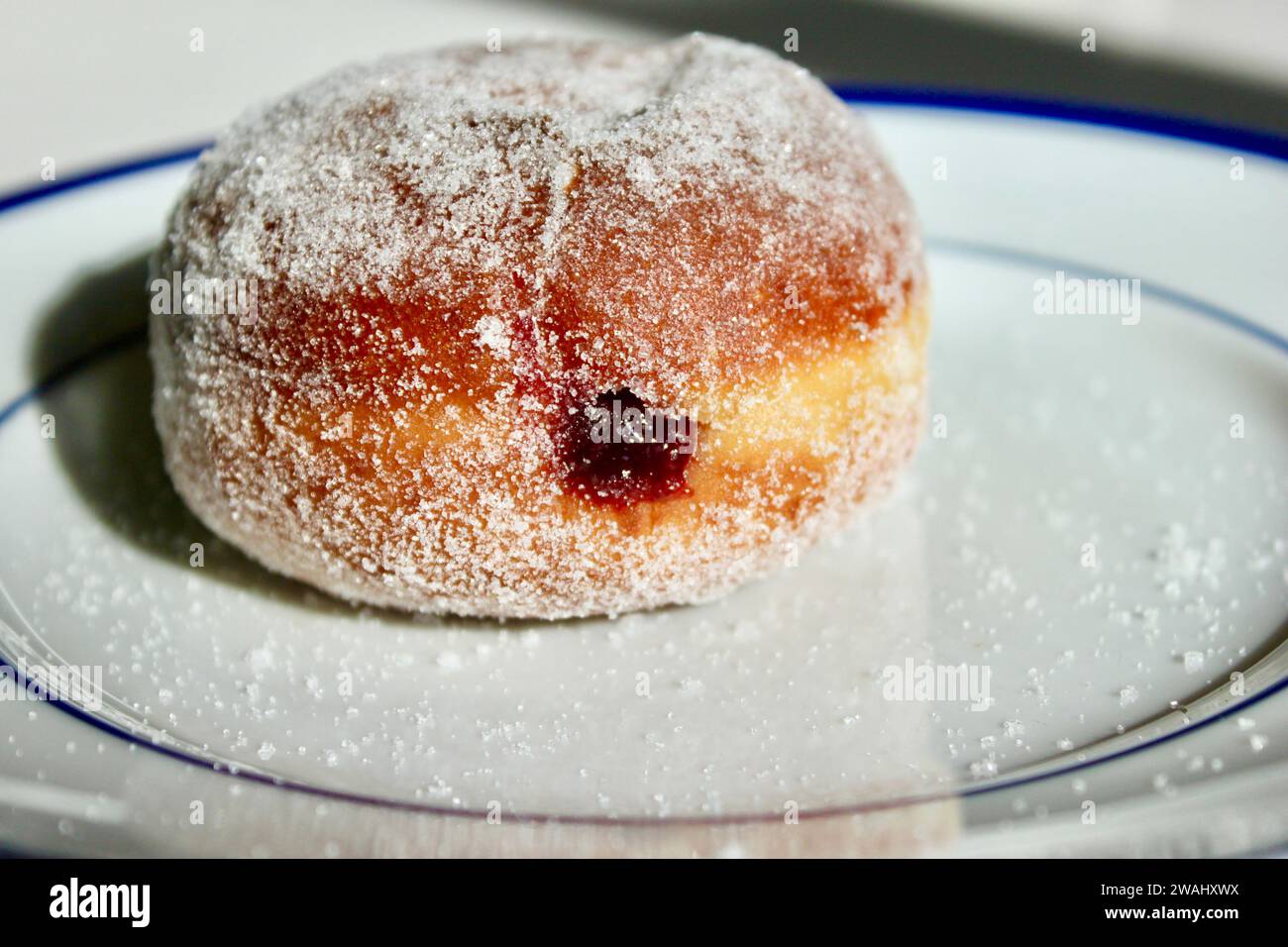 Ciambella appena ripiena di gelatina fatta in casa Foto Stock