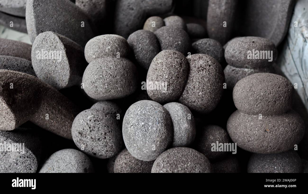 Utensili da cucina tradizionali indonesiani chiamati cobek e ulekan. mortaio di pietra e pestello, utilizzati per tritare le erbe e preparare il sapore naturale o la salsa al peperoncino Foto Stock