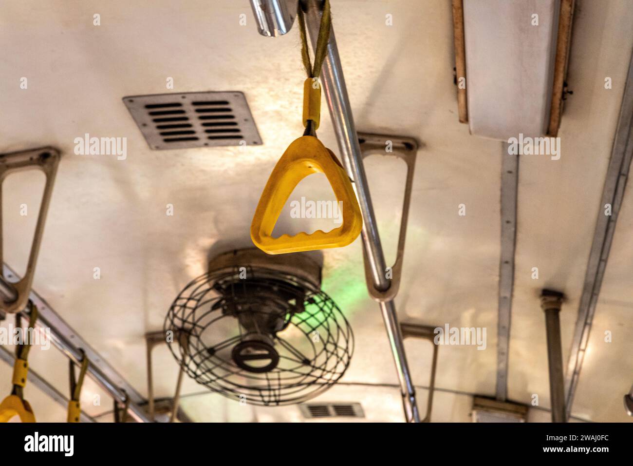 Una mano di plastica gialla sul treno ferroviario da Ban Na Khwang a Mae Klong, Thailandia. Foto Stock