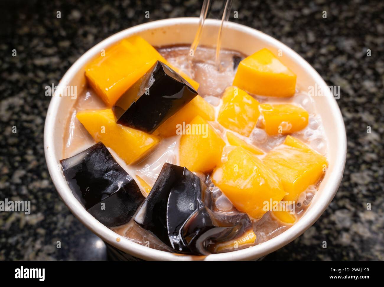 ciotola con vista angolare di sciroppo di gelatina di mango e cocco Foto Stock