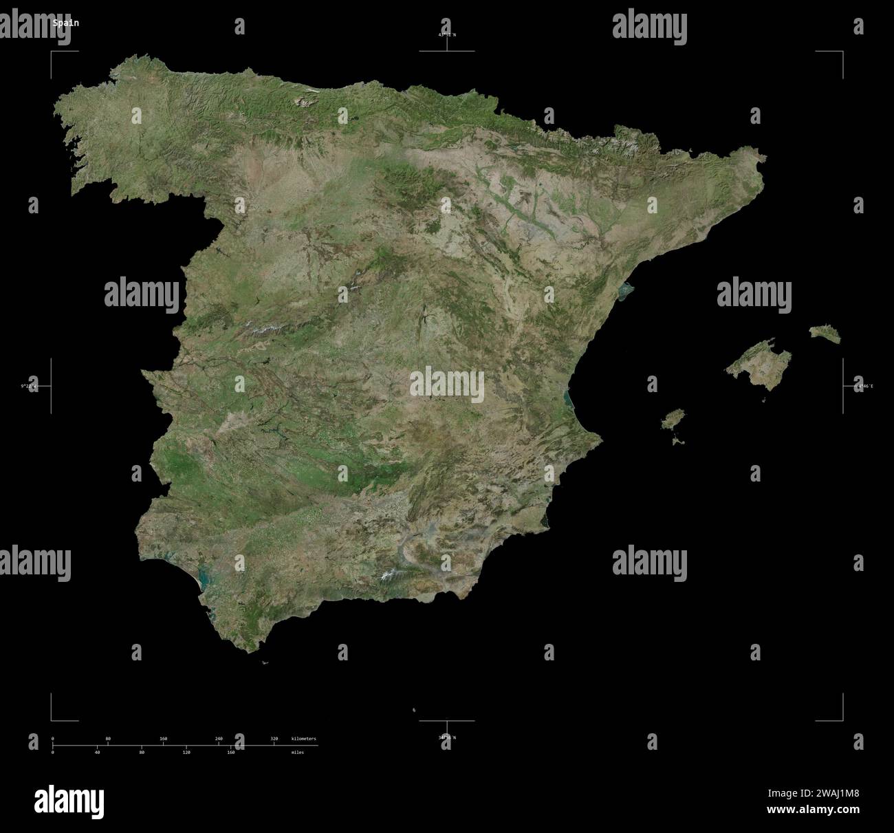 Forma di una mappa satellitare ad alta risoluzione della Spagna, con scala di distanza e coordinate di confine della mappa, isolata sul nero Foto Stock