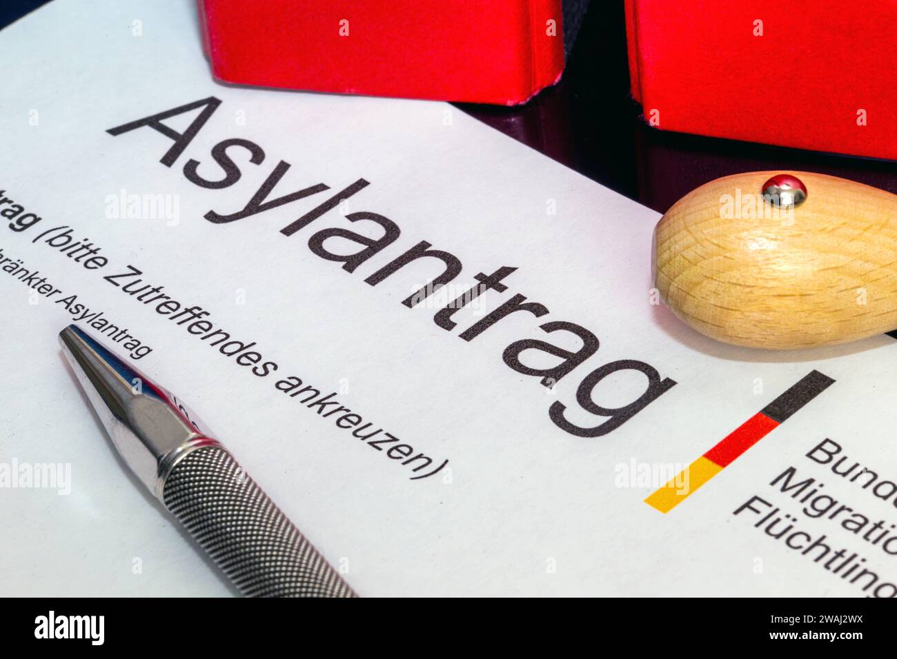 Symbolbild: Formular auf Asylantrag in Deutschland *** immagine simbolica per la domanda di asilo in Germania Copyright: xx Foto Stock