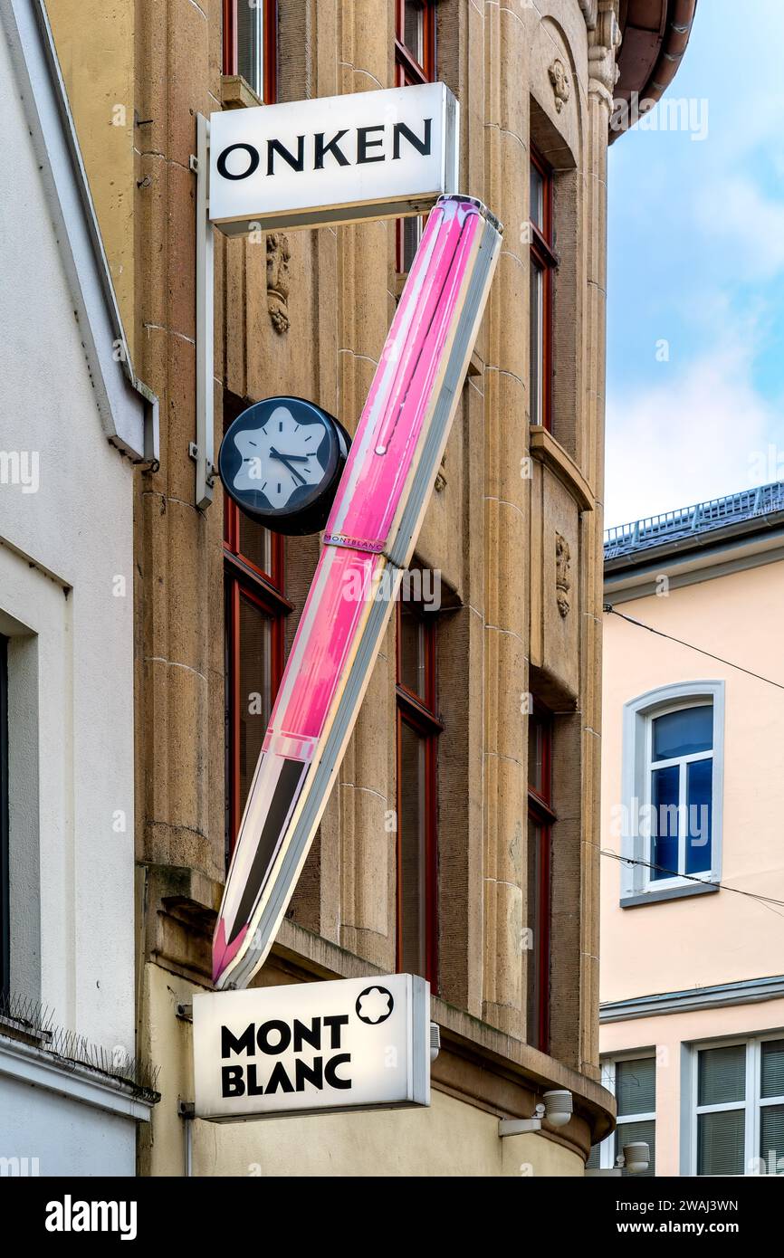 Oldenburg, Germania, 20.09.2023: Simbolo di una penna di fontana dal Monte bianco su una facciata di una casa con un cartello e una scritta Foto Stock