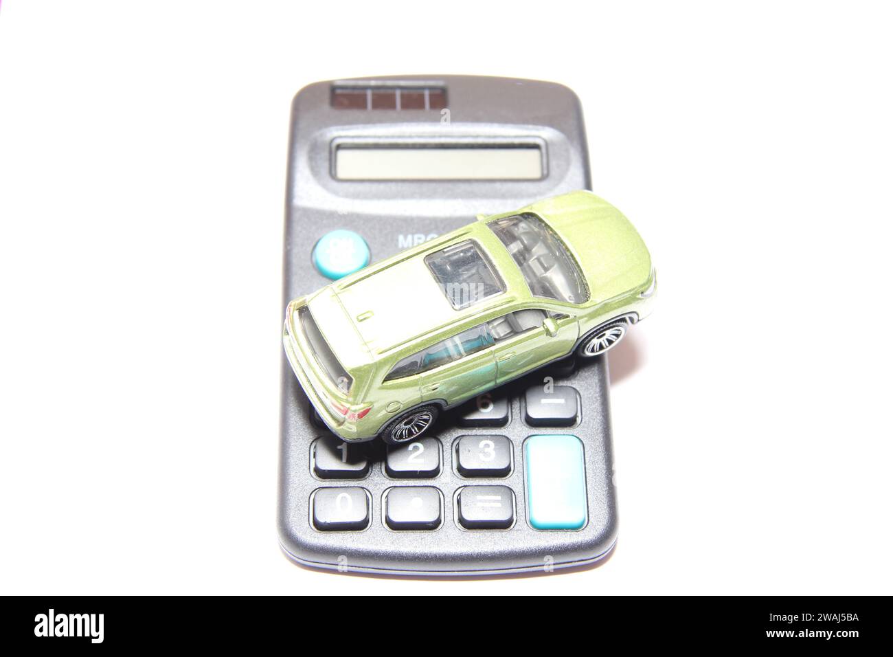 Modello di auto giocattolo con calcolatrice . Calcolo dei costi, acquisto auto, consumo carburante, costi di assistenza auto Foto Stock
